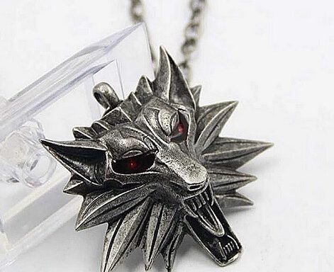 Colgante The Witcher emblema lobo ojos rojos